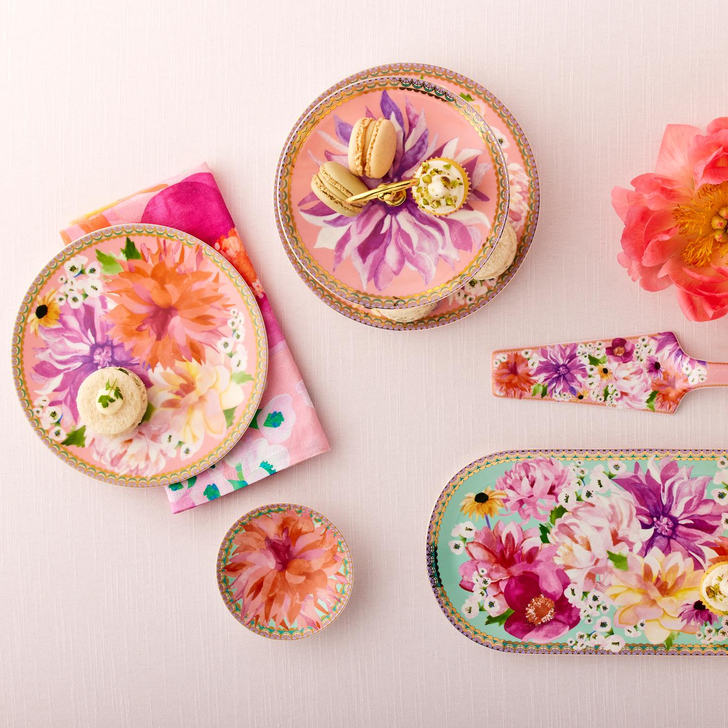 Maxwell & Williams Teas & C’S Dahlia Daze Ceramic Cake Server, Sky - Image 3