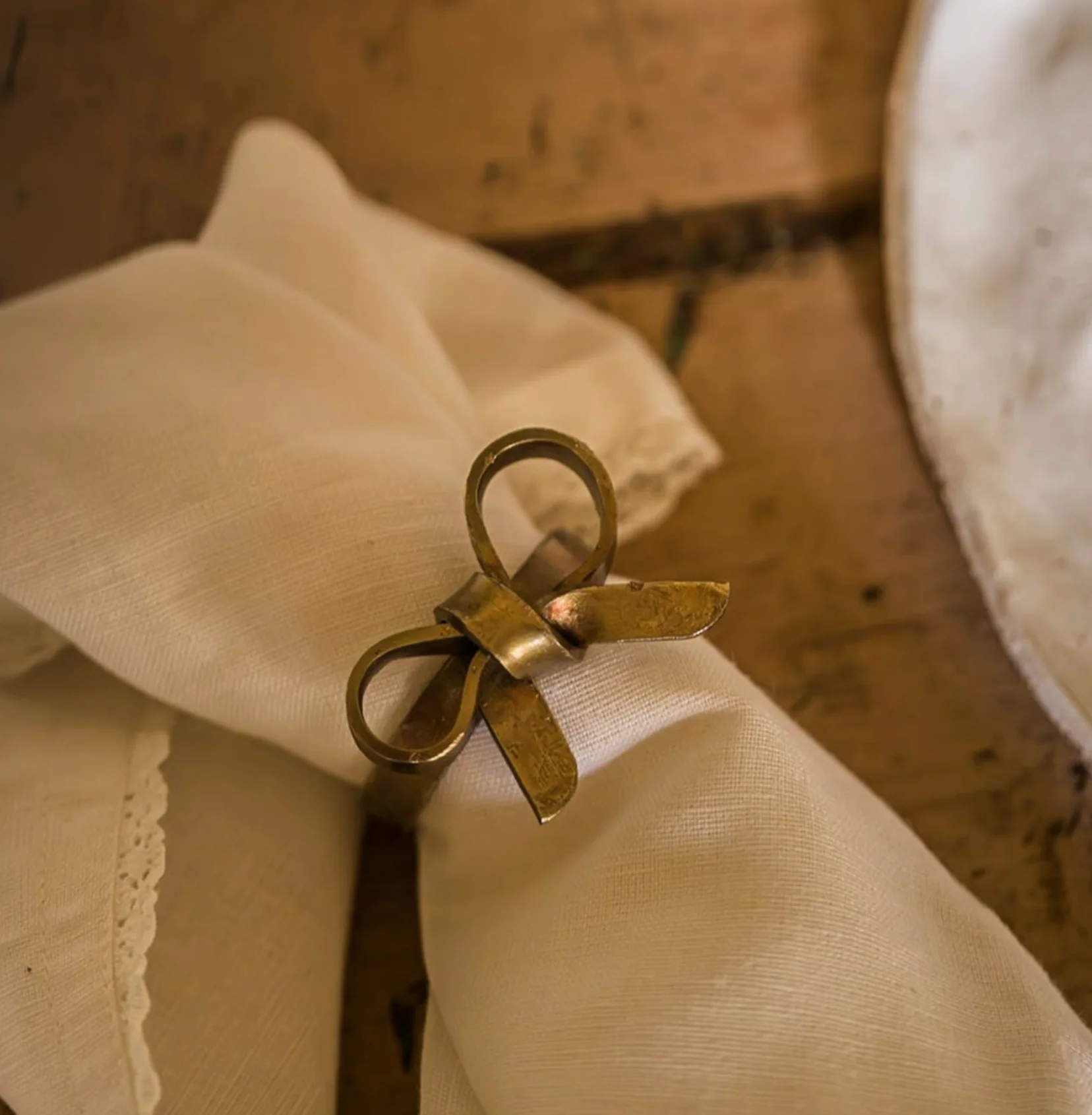 Morgan Wright Antique Brass Bow Napkin Ring - Image 3