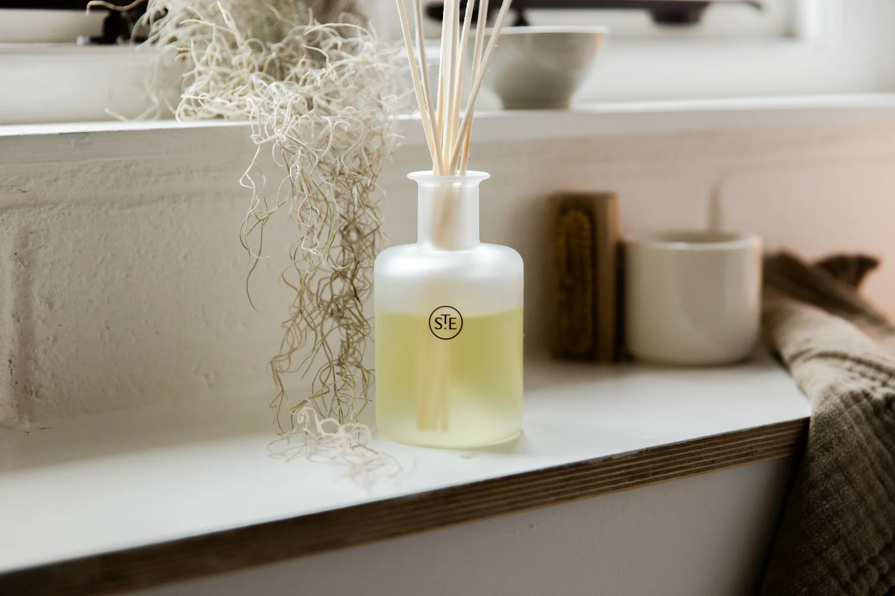 St Eval Reed Diffuser, Orange & Cinnamon - Image 4