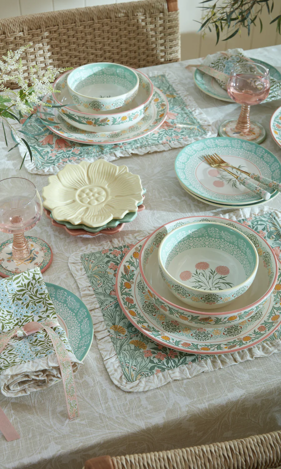 William Morris At Home Kitchen Garden Flower Shaped Cake Plates( Set of 4) - Image 10