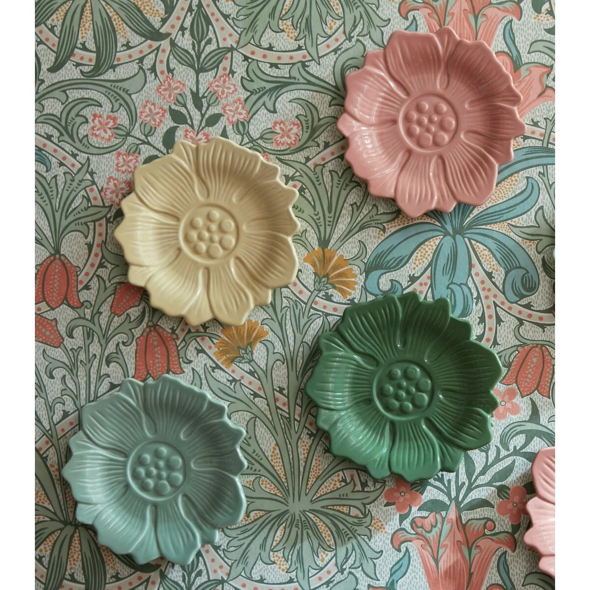 William Morris At Home Kitchen Garden Flower Shaped Cake Plates( Set of 4) - Image 9
